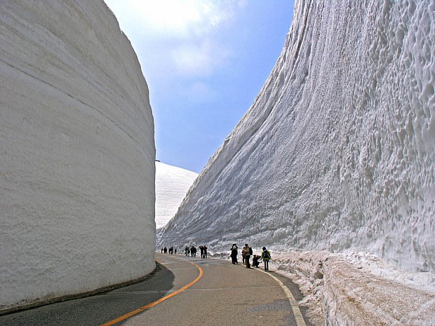 tateyama-kurobe-alpine-route-snow-corridor-20-meters-65-ft-walls-5