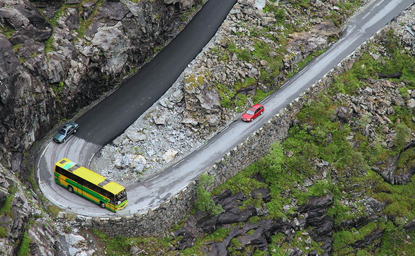 Trangt om plassen i Trollstigen