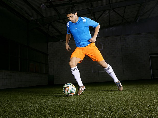 Luis-Suarez-adidas-primeknit-dribbling_3091199