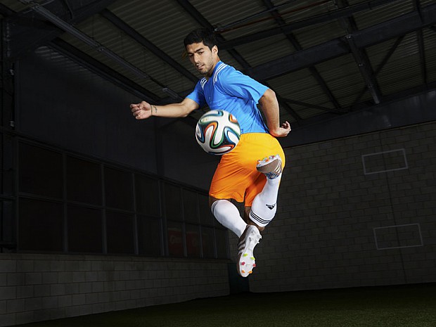 Luis-Suarez-adidas-primeknit-jumping_3091197