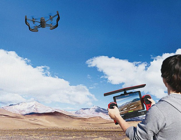 parrot-bebopdrone-skycontroller-lifestyle-1