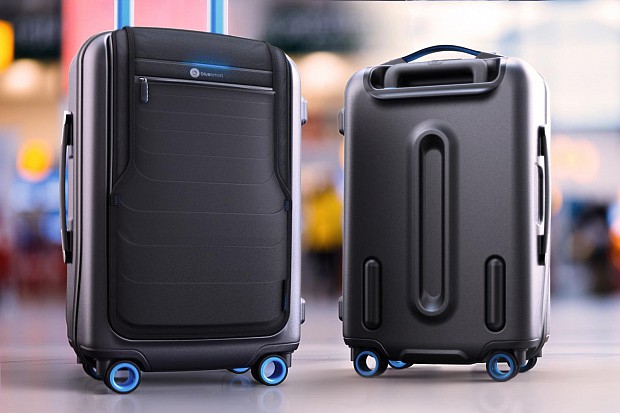 bluesmart-connected-suitcase-in-airport-1500x1000