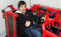 Alonso ezzel a hitech kondigéppel edzi a nyakát:  Technogym F1