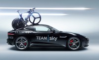 Jaguar F-Type Tour De France: 275km/h két bringával a tetőcsomagtartón