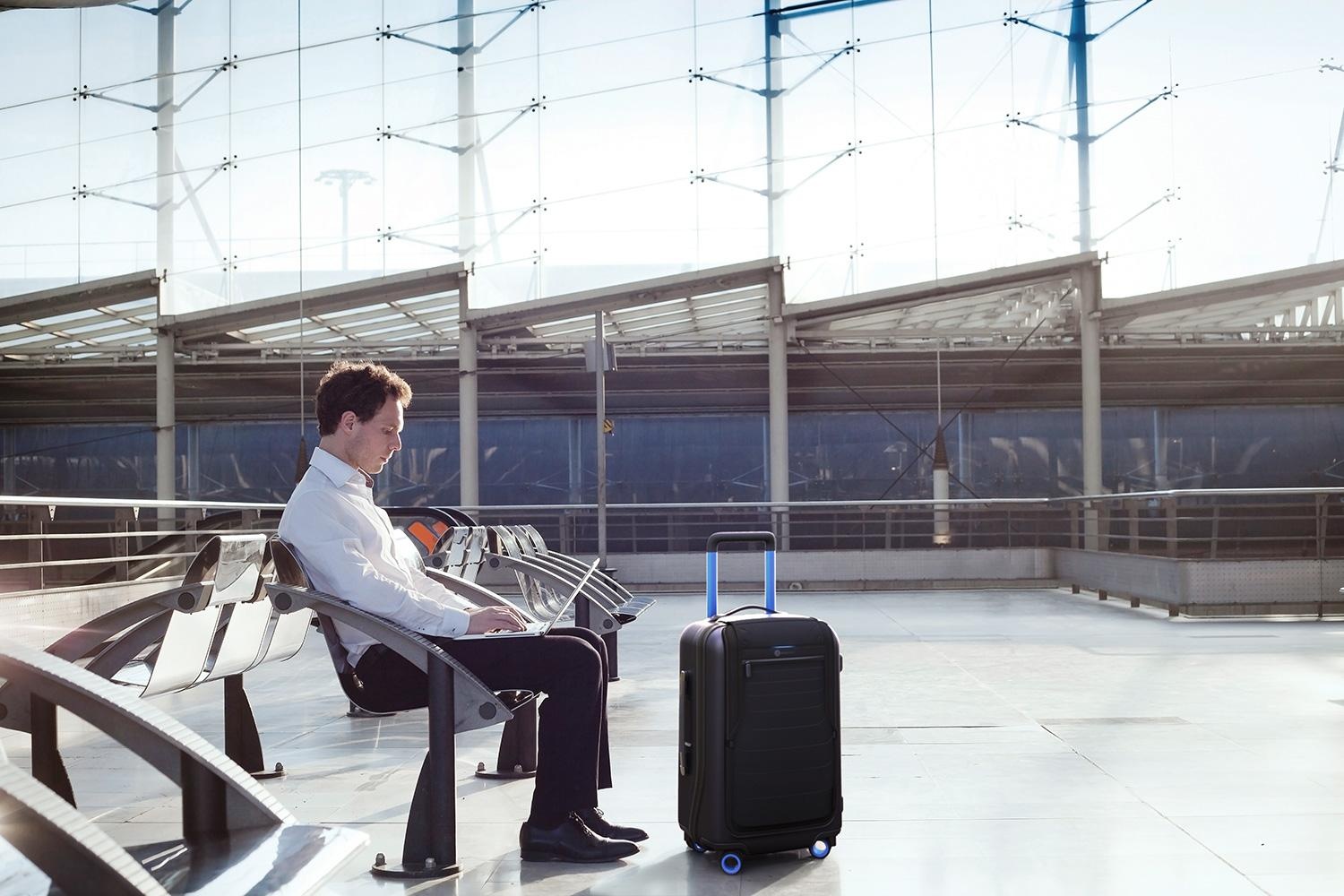 bluesmart-connected-suitcase-airport-2-1500×1000