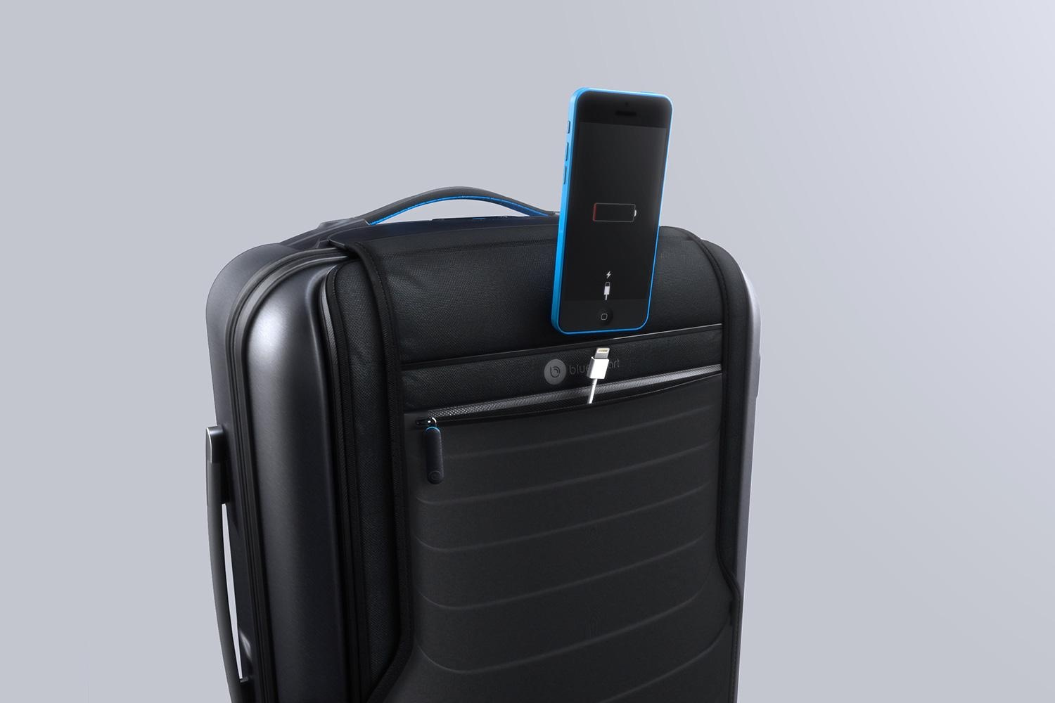 bluesmart-connected-suitcase-iphone-charge-1500×1000