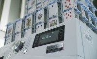 Kártyavár-világrekord egy centrifugázó mosógép tetején